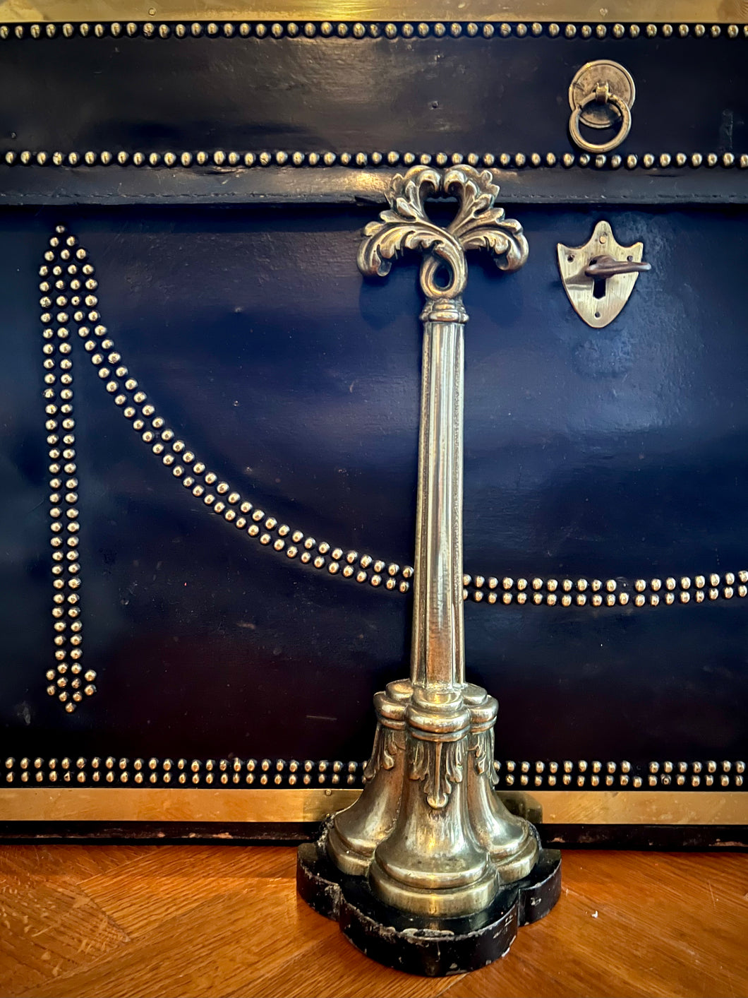 A Regency brass bell-shaped doorstop with acanthus handle. English Circa 1800