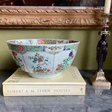 Load image into Gallery viewer, A large Chinese porcelain Wucai (five colours) bowl. Kangxi period (1662-1722)
