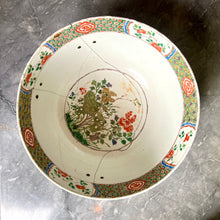 Load image into Gallery viewer, A large Chinese porcelain Wucai (five colours) bowl. Kangxi period (1662-1722)
